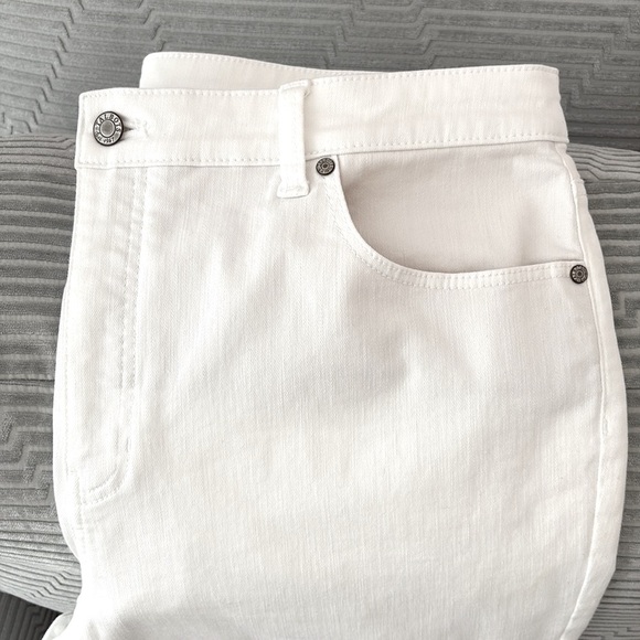 Talbots High Waist Straight Leg White 5 Pocket Jeans. Made w/2% Spandex. Size 16 - Picture 3 of 11